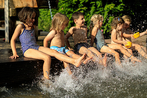Kinder spielen im Wasser 