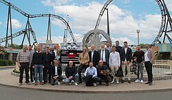 Im konstruktiven Dialog gemeinsam Richtung Zukunft: Gruppenfoto der Teilnehmenden am Tourismuspolitischen Round Table im Movie Park Germany