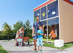 Familie vor Ravensburger Spieleland mit Bildern der Sendung mit der Maus
